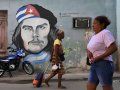 Calle cubana con cartel de Ernesto Che Guevara. Foto: IPS Cuba.