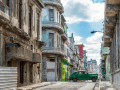 Vista de una calle de La Habana: edificios y carros antiguos.