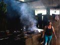 Cubana cocinando con carbón. Foto: Naturaleza Secreta (Facebook).