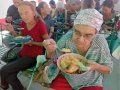 Ancianos y personas obres reciben alimentos preparados por el Ministerio Viento Recio en Las Tunas (mayo de 2026). Foto: Facebook de Mario Jorge "Mayim" Travieso.