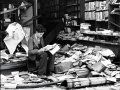 Un joven lee entre los restos de una librería destruida por un ataque aéreo alemán en Londres, el 8 de octubre de 1940. Foto: AP.