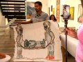 Luis Manuel Otero Alcántara mostrando una obra creada en la prisión política en Cuba, en el Espacio 23, Miami (11 de agosto de 2026). Foto: Luis Eligio D'Omni.