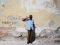 Anciano realiza un saludo militar en una calle de La Habana (Cuba).