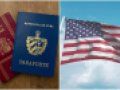 Pasaportes de Cuba y de España y bandera de los Estados Unidos