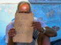 Hombre afrodescendiente en condición de calle en Cuba.