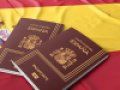 dos pasaportes españoles encima de una bandera española.