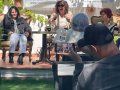 Las poetas cubana Ana Rosa Díaz Naranjo e Ileana Álvarez y la activista Iskra Salcedo en la primera edición de La Tertulia (Patio del Indiano, Madrid, 16 de mayo de 2026).