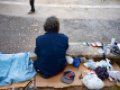 Un hombre vendiendo objetos varios en La Habana.