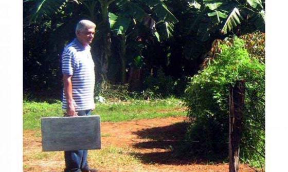 El poeta Roberto Manzano con su maleta. Foto: Francis Sánchez