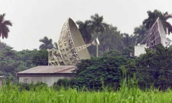 Antenas parabólicas de espionaje instaladas en Cuba.