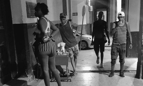 Puesto improvisado para la venta de café en La Habana. Foto: Malavita.