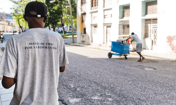 Hombre de espaldas en la calle con pullover que muestra el cartel: "Hasta mi vida por la Revolución".