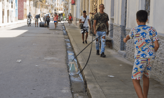 Niño jugando en la acera. 