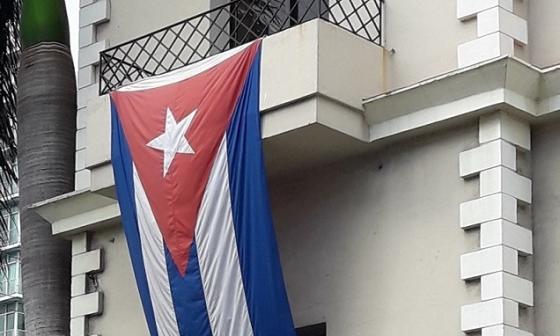 Una bandera cubana en un balcón
