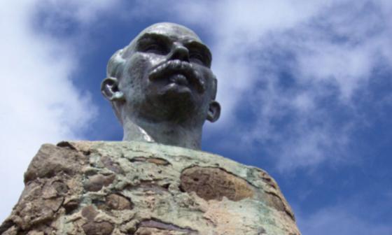 Busto de José Martí (obra de Jilma Madera) sobre el Pico Turquino.