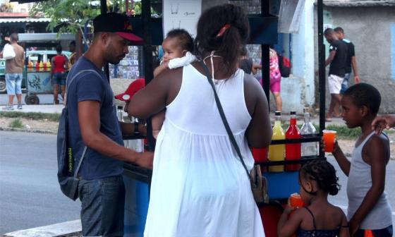 Familia cubana en La Habana toman granizado