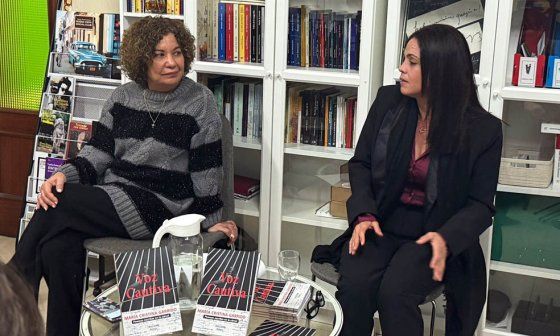 Ileana Álvarez y Ángélica Garrido en la presentación de "Voz cautiva. Poemas escritos en la cárcel", de María Cristina Garrido.