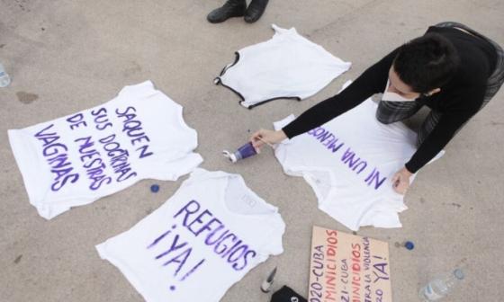 Cubana preparando carteles contra la violencia de género. “Saquen sus doctrinas de nuestras vaginas”