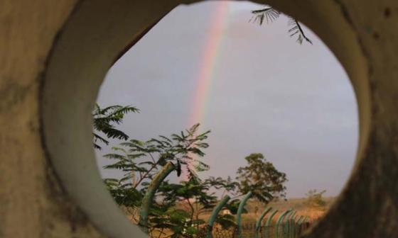 Arcoiris visto a través de agujero. Foto de Francis Sánchez