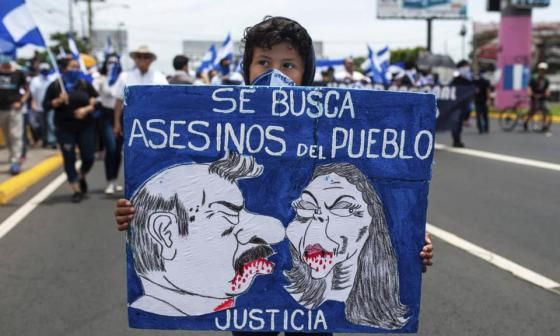 Niña en Nicaragua con cartel: "Se busca asesinos del pueblo". 