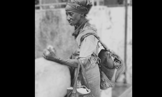 Mujer anciana cargando bolsas.