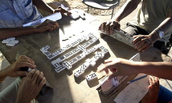 Cubanos jugando al dominó.