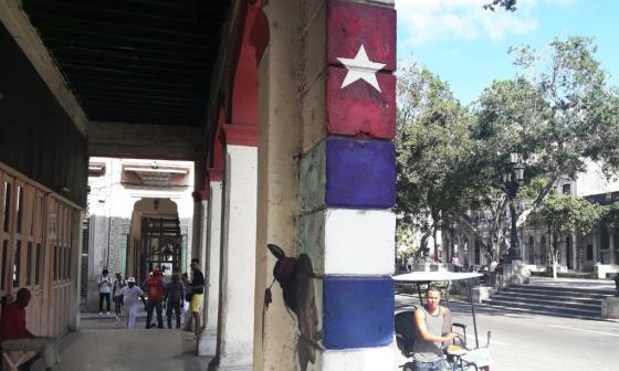 Bandera pintada en muro.