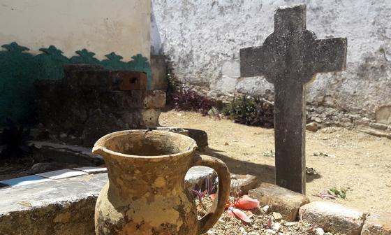 Jarra vacía sobre tumba abandonada