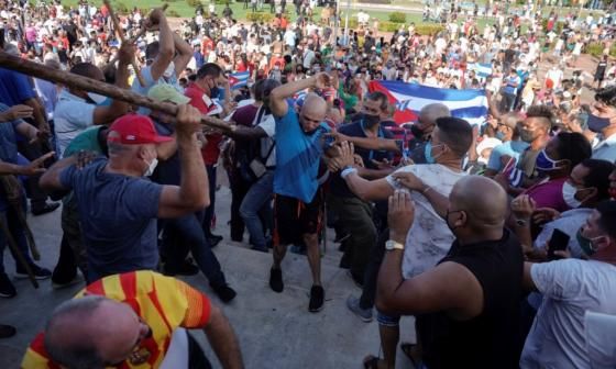 Represión del pueblo a palos en Cuba.