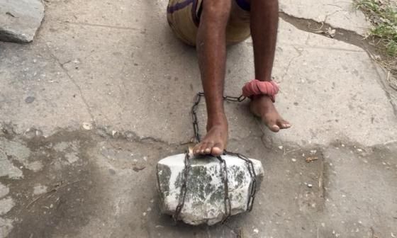 Artista Luis Manuel Otero Alcántara arrastra una piedra. Promesa a San Lázaro