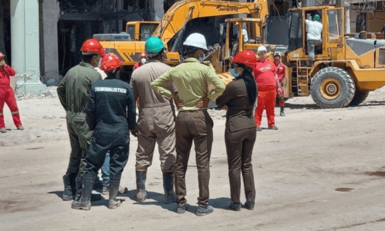 Autoridades y bomberos continúan los trabajos en el hotel Saratoga. 