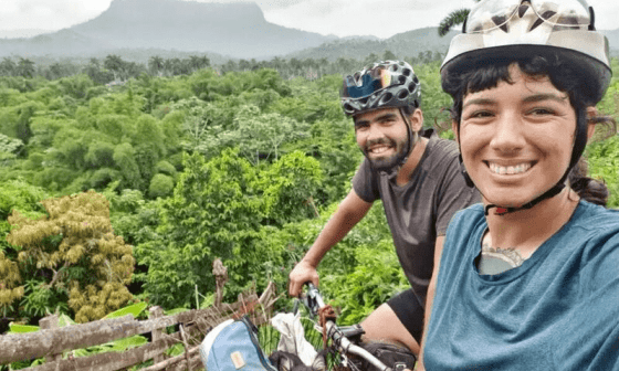 MIguel y Yasnay en Baracoa: al fondo se ve el emblemático Yunque.