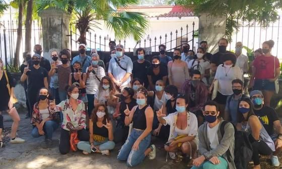 Jóvenes manifestantes frente al Ministerio de Cultura 2