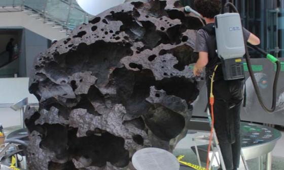 Hombre descontaminando meteorito. Foto de Francis Sánchez