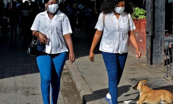 Mujeres con mascarillas en La Habana.