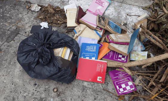 Libros en la basura.