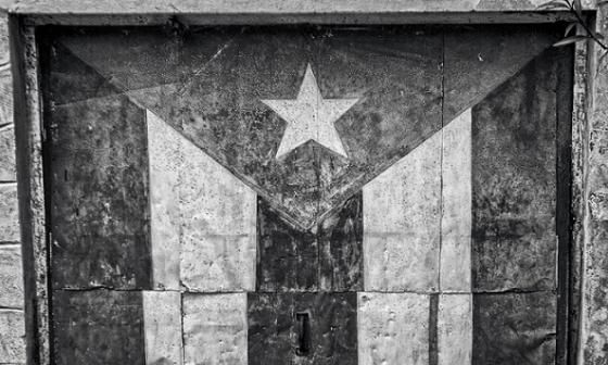 Bandera cubana en garaje