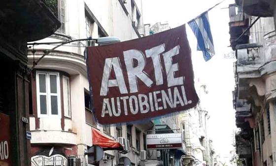 Cartel promocional Autobienal en una esquina de LaHabana