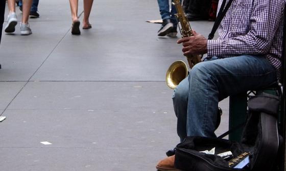 Musico callejero con saxo