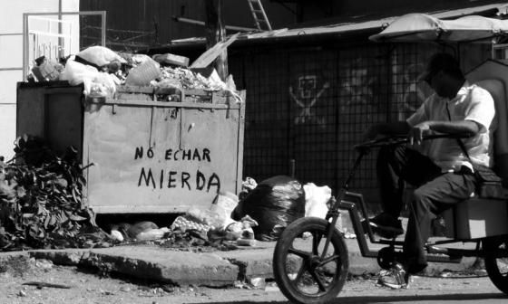 Grafitti en un contenedor de basura