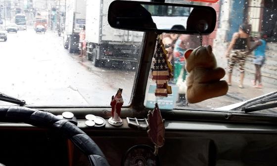Iconos católicos en un auto