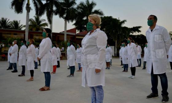 Médicos cubanos arriban a México por la pandemia de Covid-19.