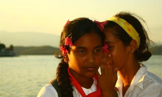 Niñas cuchichean. Foto: Israel Moya