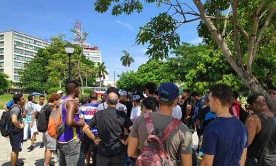 Jóvenes de la red SNet protestan en La Habana.