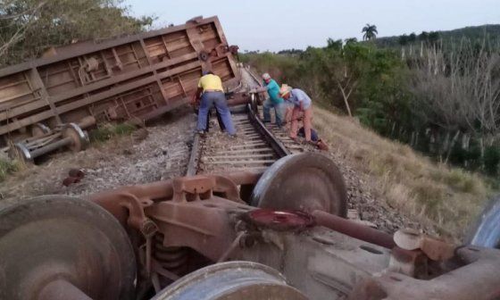 El tren descarrilado en Cuba.