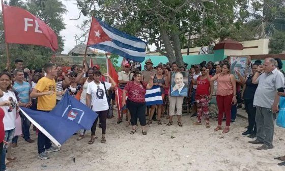 Acto de repudio en Matanzas en contra de un muro con un cartel antigubernamental.