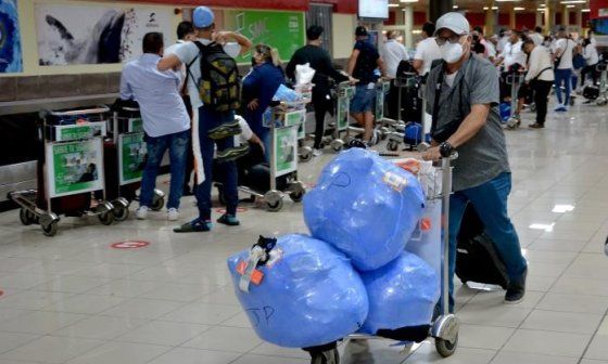 Cubanos en el aeropuerto Internacional José Martí.