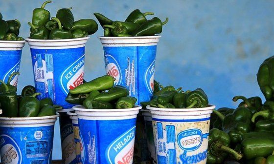 Vasos originalmente de helado reutilizados para vender ajíes en Cuba.