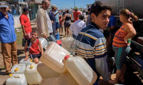 Cubanos haciendo fila para abastecerse de agua potable. Foto: AP.