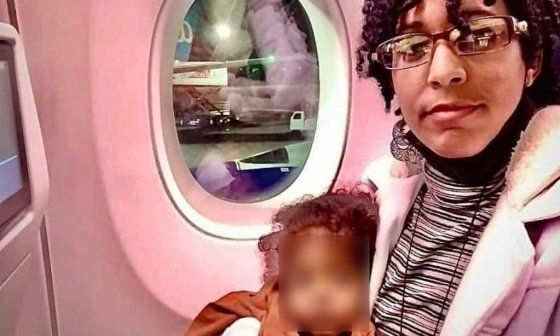 Amanda Lemus junto a su madre en el avión rumbo a España.